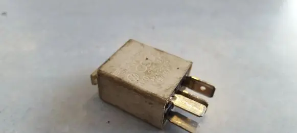 Volkswagen PASSAT B6 Other relay 1K0951253