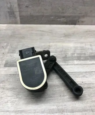 Headlight/headlamp level sensor