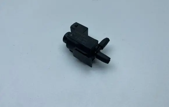 BMW 5 F10 F11 Turbo solenoid valve 7810831 11T011