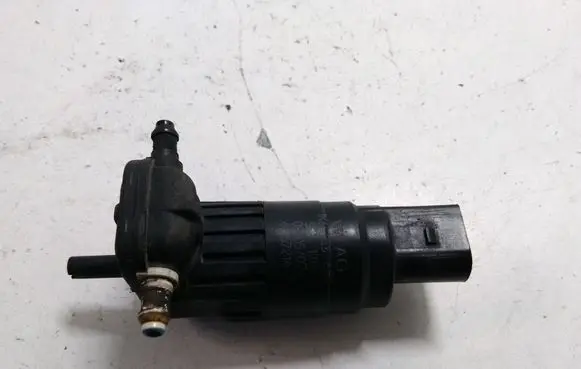 Volkswagen Golf Plus Windscreen/windshield washer pump 1K6955651