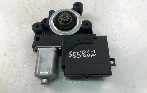 Volvo S40 Front door window regulator motor 979040100
