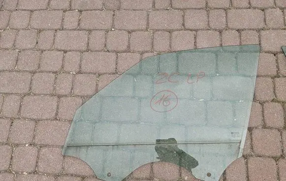 Opel Zafira C Front door window glass four-door
