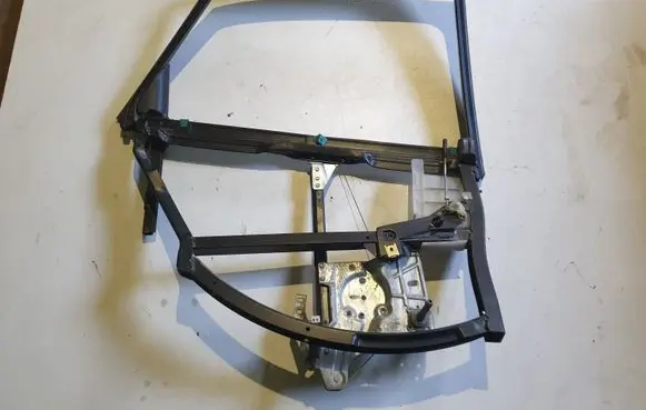 Rear door manual window regulator