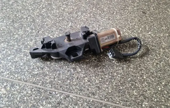 Loading door lock