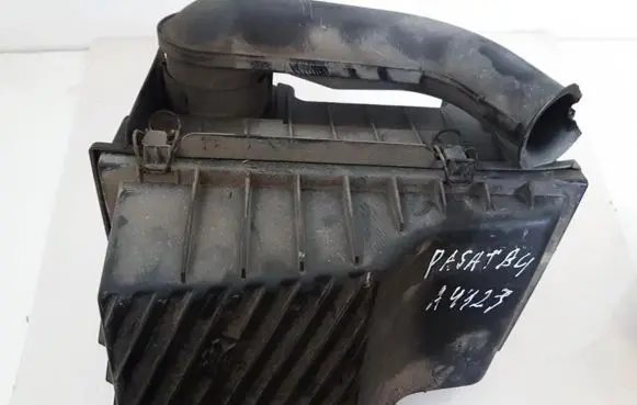 Volkswagen PASSAT B4 Air filter box 3a0129607b