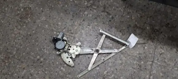 Nissan Navara Front window lifting mechanism without motor