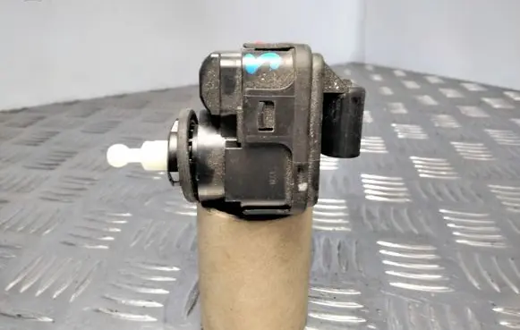 Headlight level adjustment motor