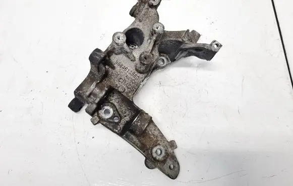 Peugeot 308 Engine mounting bracket 9684613880