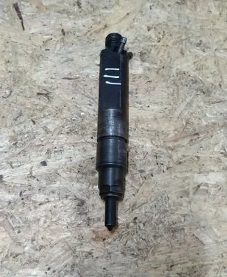 Volkswagen Golf III Fuel injector 028130201G