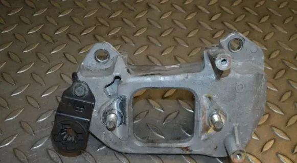 Engine mounting bracket