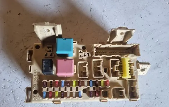 Toyota Avensis T250 Fuse module 8264105030A