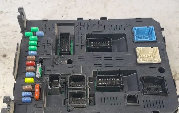 Peugeot 5008 Fuse module 9812188580 25994246 282902903