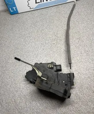 BMW 3 E46 Front door lock 8206408