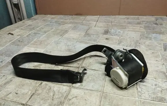 Rear seatbelt