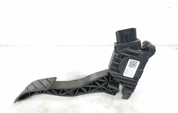 Accelerator throttle pedal