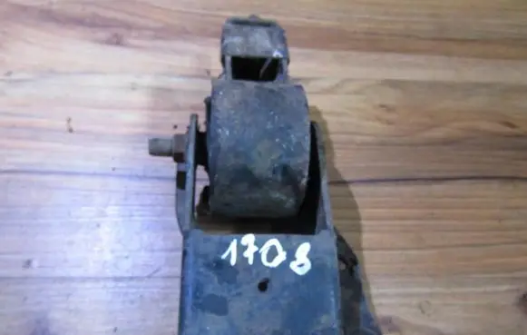 KIA Clarus Engine mount bracket
