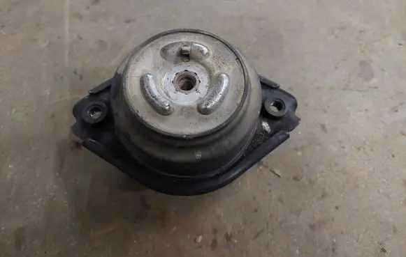 Engine mount bracket
