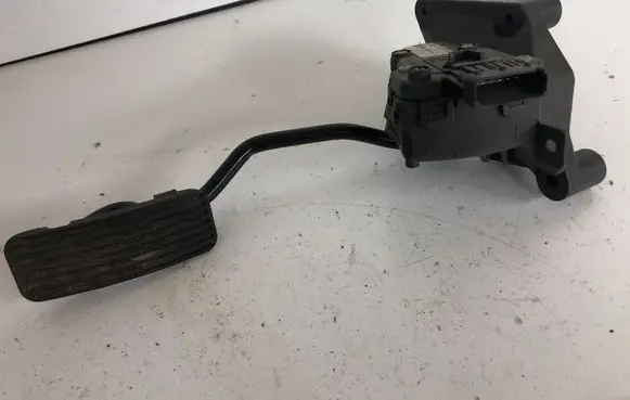 Opel Tigra B Accelerator throttle pedal 55351467