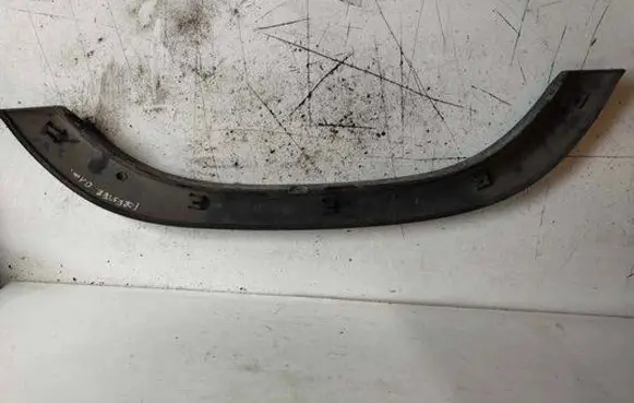 Subaru Forester SF Fender trim (molding)