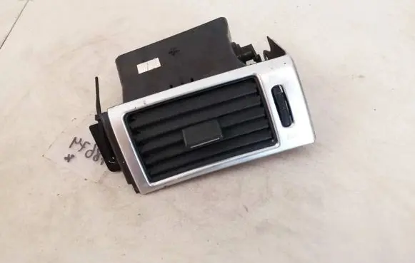 Chrysler Pacifica Dash center air vent grill