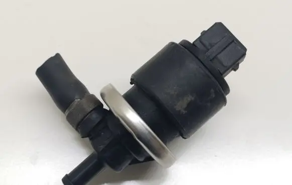Audi 80 90 S2 B4 Vacuum valve 048133459A