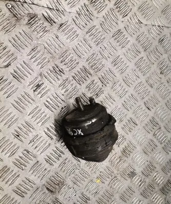 Volvo XC90 Engine mount bracket