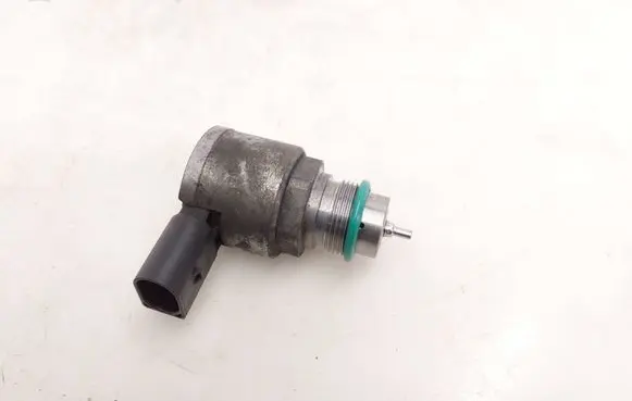 Volkswagen Caddy Fuel pressure regulator 04L130764C