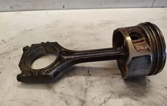 Volkswagen Golf IV Piston with connecting rod