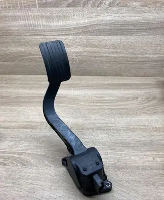 Accelerator throttle pedal