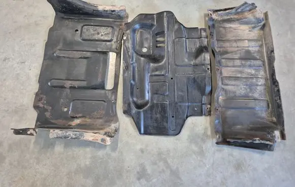 Mitsubishi Pajero Sport I Engine splash shield/under tray