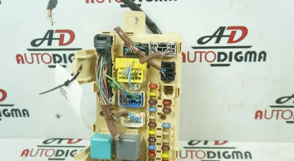 Toyota Avensis T250 Fuse module 82641CA020F