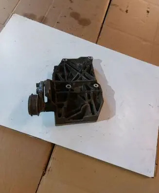 Volkswagen PASSAT B5 A/C compressor mount bracket 038260885C