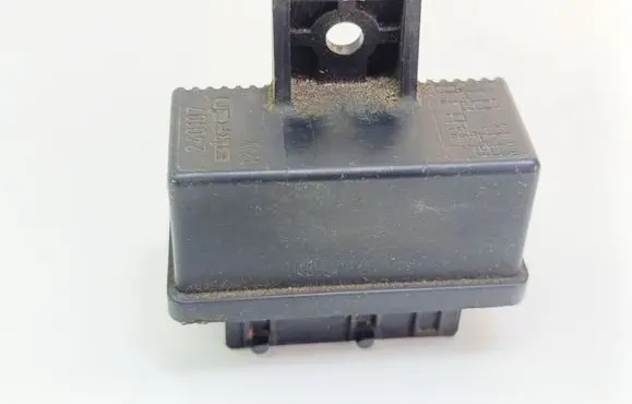 Peugeot 307 Fuel pump relay 240107