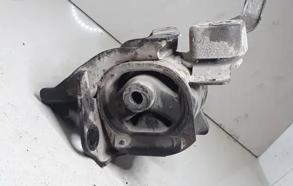 Toyota Corolla Verso E121 Engine mount bracket