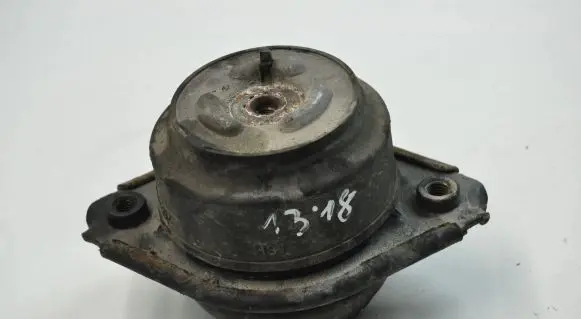 Mercedes-Benz R W251 Engine mount bracket A2512404117