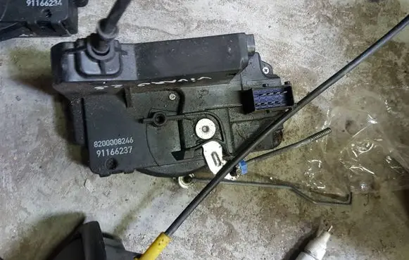 Renault Trafic II (X83) Front door lock 91166237