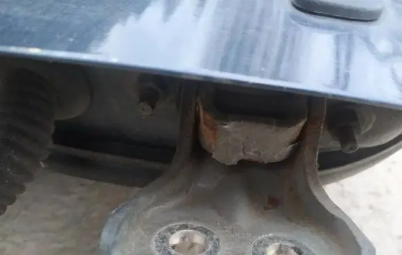 Nissan Note (E11) Front door upper hinge