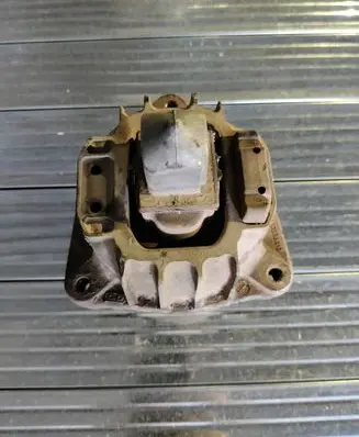 BMW 5 F10 F11 Engine mount bracket 2211677738201 22116777382 6777382
