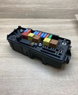 Opel Vectra C Fuse module 13144709