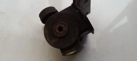 Mazda MPV Engine mount bracket