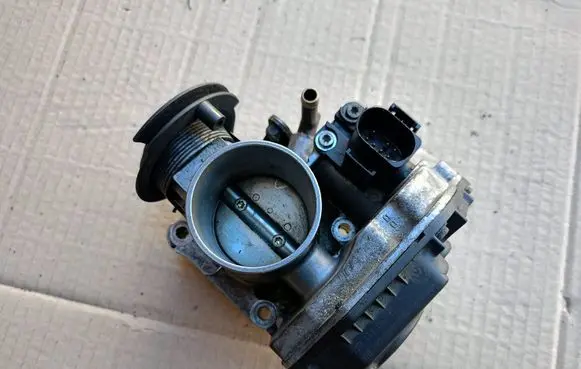 Volkswagen Golf IV Throttle body valve 030133064F