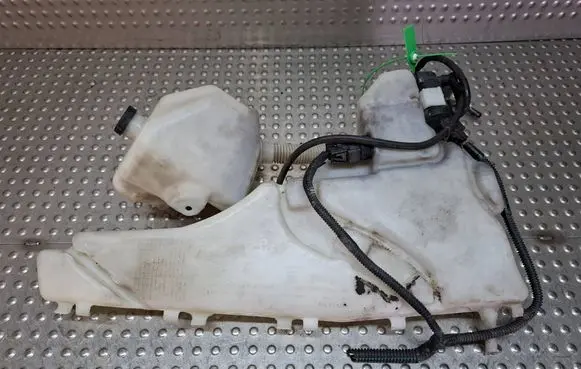 Volvo V50 Windshield washer fluid reservoir/tank S26371528 30657122 3M5117618AG