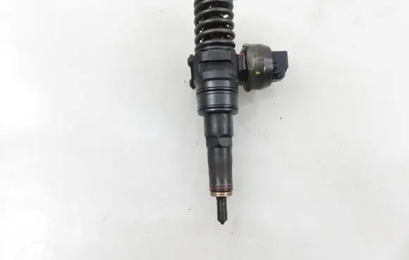 Volkswagen Golf V Fuel injector 0414720215 038130073AG