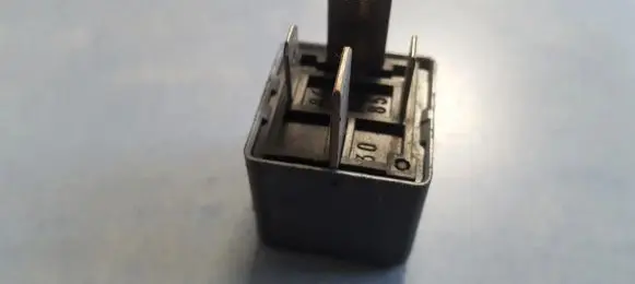 Volkswagen PASSAT B5.5 Other relay 8D0951253