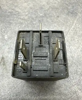 Audi A4 S4 B6 8E 8H Fuel pump relay 357906381A 24690000