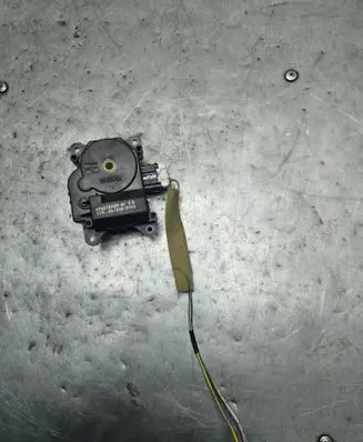 Mazda 3 I Air flap motor/actuator 8610000990 HB601BNW8V01