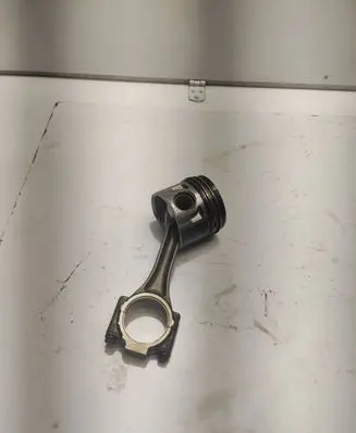 Volkswagen Caddy Piston with connecting rod 0386