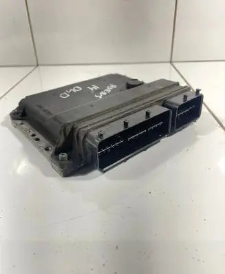 Toyota Avensis T270 Engine control unit/module 8966105F21 MB2759008620