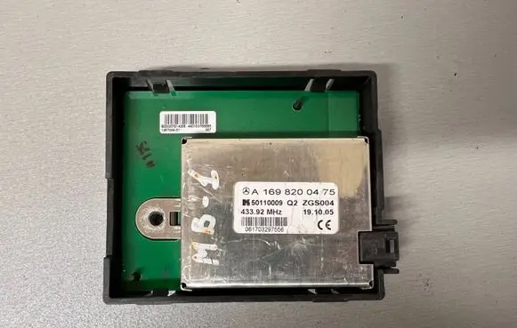 Mercedes-Benz A W169 Antenna control unit A1698200475 50110009