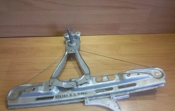 Rear door manual window regulator